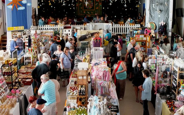 â€˜n Kykie na verlede jaar se bedrywige Kersmark (Argieffoto: Gansbaai Courant)